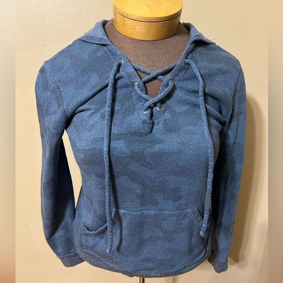 SUNDRY Women’s Long Sleeve Blue Camo Pullover Hoodie Size 2 Anthropologie - Picture 1 of 10
